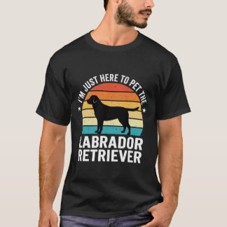 レトロなラブラドール・レトリーバーの犬をなでる Tシャツ