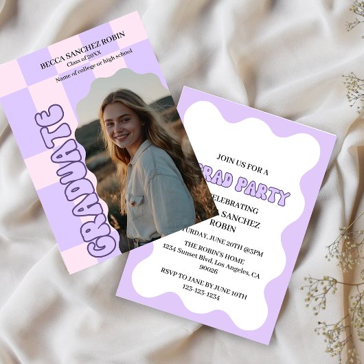 レトロなラベンダーカラーの写真付き卒業証 招待状