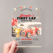レトロなレースカーがサーキットを1周目で走る誕生日 アクリル招待状 (インサイチュ (ポータブル))