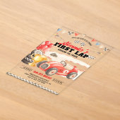 レトロなレースカーがサーキットを1周目で走る誕生日 アクリル招待状 (レイダウン)