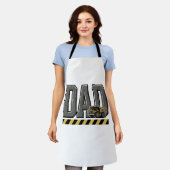 レトロな刻印の「建設作業するパパ」Tシャツデザイン エプロン (着用した状態)