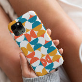 レトロな半円のスカラップ模様、鮮やかな青、オレンジ、黄色 iPhoneケース