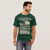 レトロな友達 1900年代生まれ Tシャツ (正面フル)