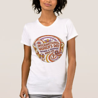 レトロな国際女性デーのお祝い Tシャツ