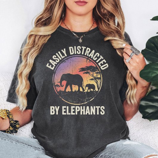 レトロな夕日とゾウに気を取られる Tシャツ