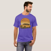 レトロな夕日と車のイラスト ビンテージな少年 Tシャツ (正面フル)