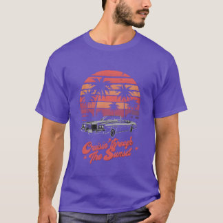 レトロな夕日の中を走る車 Tシャツ