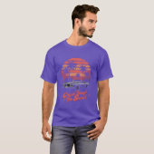 レトロな夕日の中を走る車 Tシャツ (正面フル)