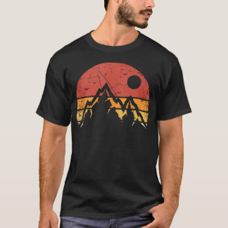 レトロな夕日の山々 アドベンチャー アウトドア Tシャツ