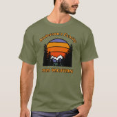 レトロな夕日 山と森のバケーション Tシャツ (正面)