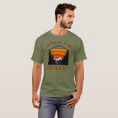 レトロな夕日 山と森のバケーション Tシャツ (正面フル)