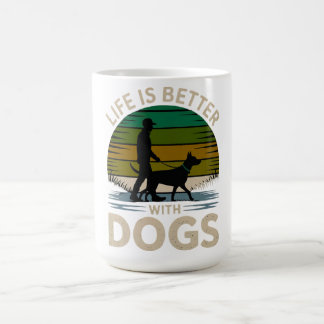 レトロな夕焼けの犬Tシャツ、人生は犬と一緒が良い コーヒーマグカップ