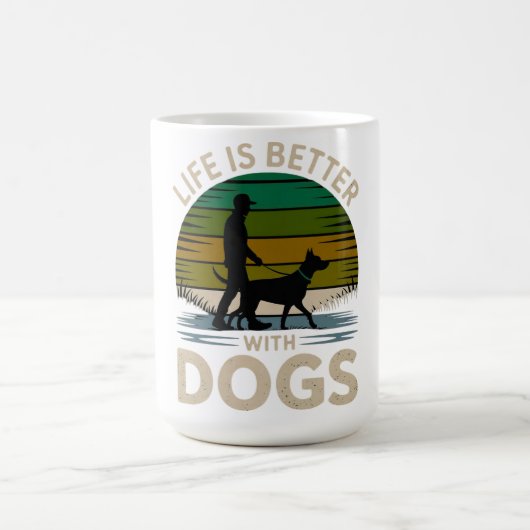 レトロな夕焼けの犬Tシャツ、人生は犬と一緒が良い コーヒーマグカップ (中央)