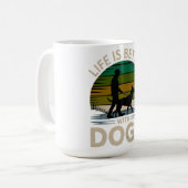 レトロな夕焼けの犬Tシャツ、人生は犬と一緒が良い コーヒーマグカップ (正面左)