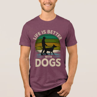 レトロな夕焼けの犬Tシャツ、人生は犬と一緒が良い トライブレンドTシャツ