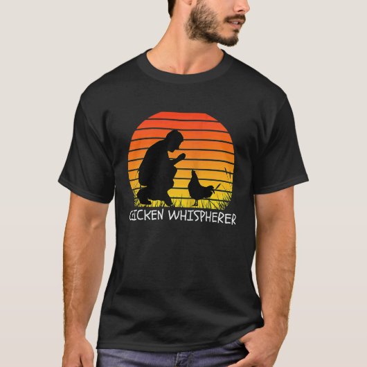 レトロな夕焼けの裏庭の雰囲気を持つニワトリのささやき手 Tシャツ (正面)