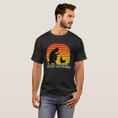 レトロな夕焼けの裏庭の雰囲気を持つニワトリのささやき手 Tシャツ (正面フル)