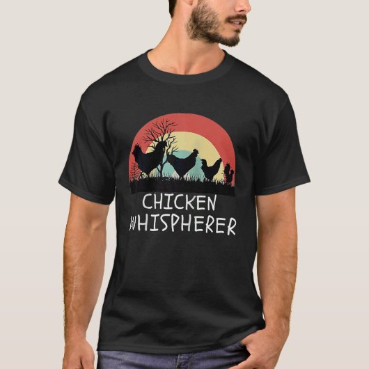 レトロな夕焼けの裏庭の雰囲気を持つニワトリのささやき手 Tシャツ (正面)