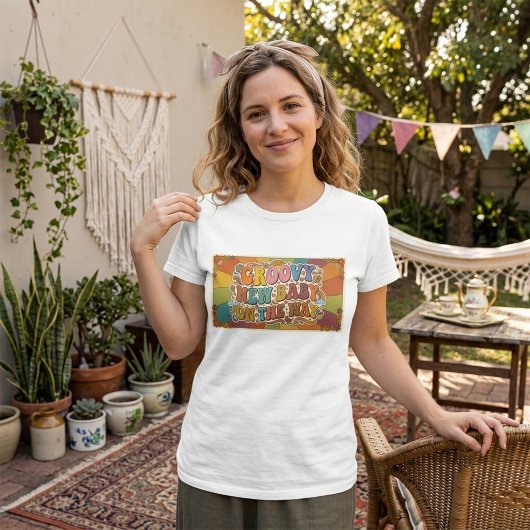 レトロな太陽の下で新しい赤ちゃんがやってくる Tシャツ
