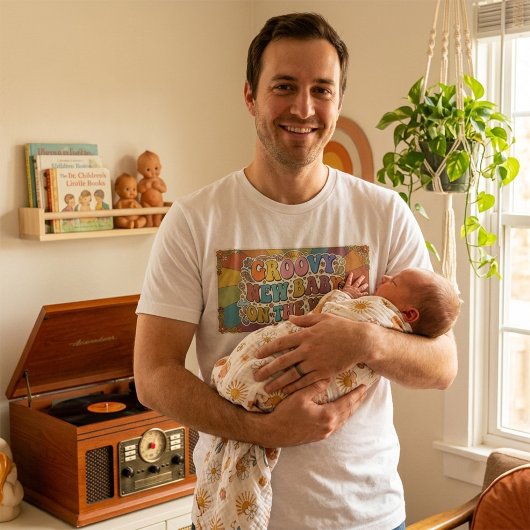レトロな太陽の下で新しい赤ちゃんがやってくる Tシャツ