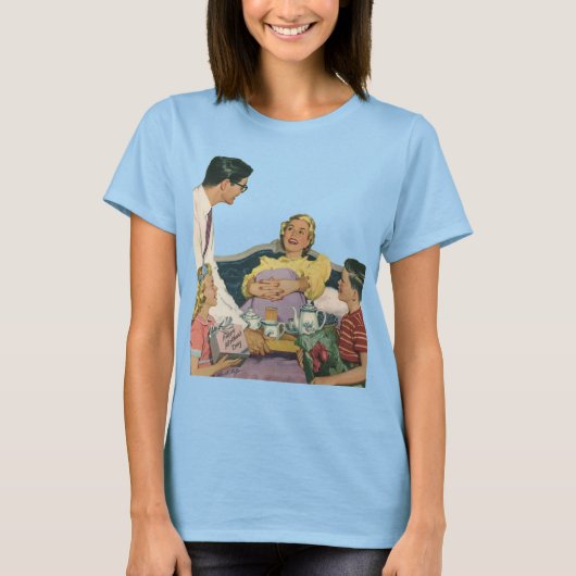 レトロな家族がベッドで母に朝食を届ける Tシャツ (正面)