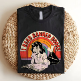 レトロな本好き女子 I Read Banned Books Tシャツ