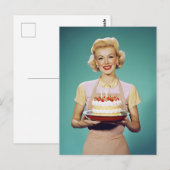 レトロな母親がケーキを抱えて祝っている ポストカード (正面/裏面)