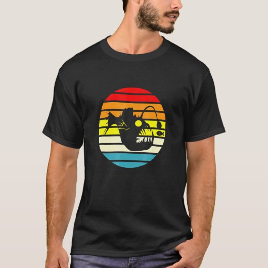 レトロな深海のアンコウが餌を食べる Tシャツ (正面)
