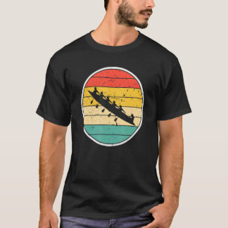 レトロな漕ぎ手チームのボートと夕焼け レトロ ヴィンテージカラー Tシャツ