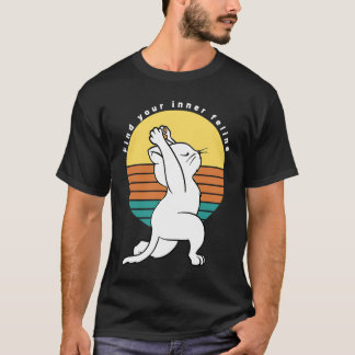 レトロな猫のヨガギフトで内なる猫を見つけよう Tシャツ