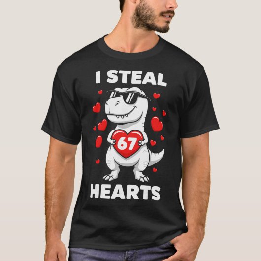レトロな私は67個のハートを盗む バレンタインデーの恐竜 Tシャツ (正面)