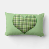 レトロな緑の格子縞のふわふわハート セントパトリック ランバークッション (裏面)
