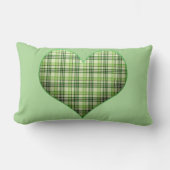 レトロな緑の格子縞のふわふわハート セントパトリック ランバークッション (正面)