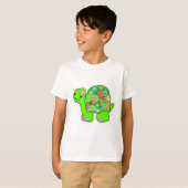 レトロな花の貝殻を持つかわいい緑の亀 –  Tシャツ (正面フル)