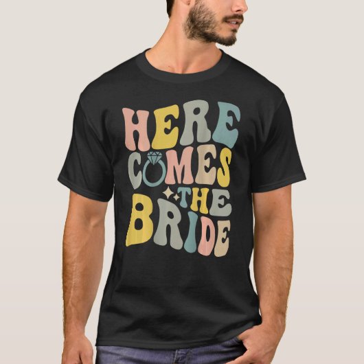 レトロな花嫁の最後の夜の会 Here Comes the Bride on b Tシャツ (正面)