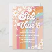 レトロな虹色のデイジー誕生日招待状 招待状 (正面)