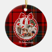 レトロな赤いチェックのホイッジュアルなクリスマス セラミックオーナメント (正面)
