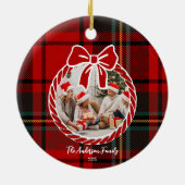 レトロな赤いチェックのホイッジュアルなクリスマス セラミックオーナメント (裏面)