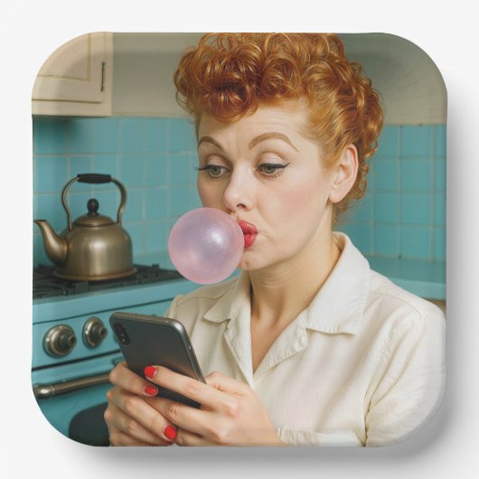 レトロな赤毛の女性が携帯電話でメッセージを送っている ペーパープレート (正面)