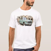 レトロな車が佇む田舎の風景 Tシャツ (正面)
