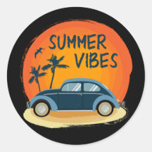 レトロな車をビーチに乗せた夏の雰囲気