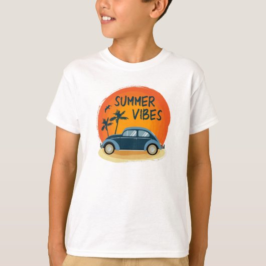 レトロな車をビーチに乗せた夏の雰囲気 Tシャツ (正面)