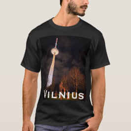 レトロな輝き:夜のヴィリニュス・テレビ塔 Tシャツ