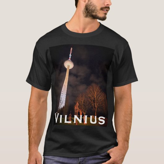 レトロな輝き:夜のヴィリニュス・テレビ塔 Tシャツ (正面)