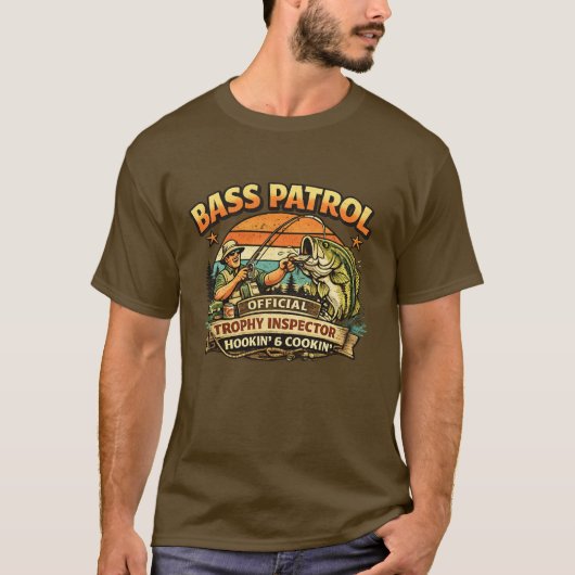 レトロな釣りシャツ – 公式トロフィー検査官 Tシャツ (正面)