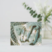 レトロな釣り網とマス ポストカード (スタンド正面)