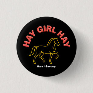 レトロな雰囲気が漂う「Hay Girl Hay」ホースグラフィック - ウエスタンチック 2026 缶バッジ
