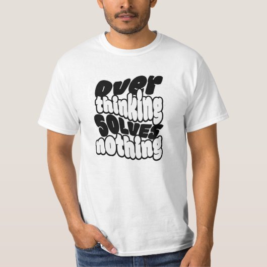レトロな雰囲気の「考えすぎても仕方ない」大胆な引用 Tシャツ (正面)