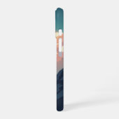 レトロな70年代の山の風景と鮮やかな雲 iPhone 16ケース (左側面)