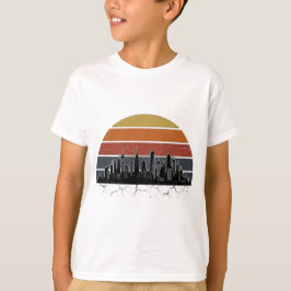 レトロな80年代のシティスカイラインの夕焼け ビンテージの都市風景 T- Tシャツ